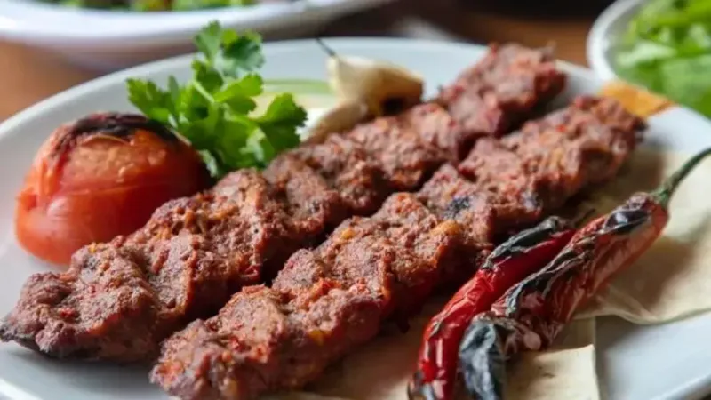 Adana Kebabı'nın Gizemli Tadı: Damakları Titretecek Lezzet Patlaması!