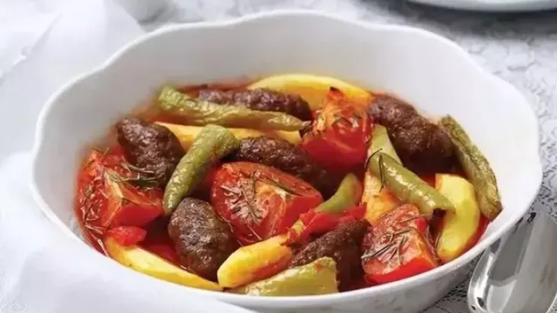 MasterChef'te İddialı Lezzet! İzmir Köfte Tarifiyle Şeflere Meydan Okuyun! Malzemeler ve Püf Noktaları Burada!