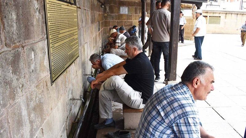 Yozgat Çapanoğlu Büyük Cami’nde 7’den 70’e Cuma Namazı!