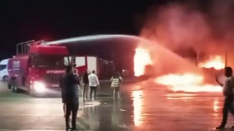 Tırın dorsesi bir anda alev aldı!