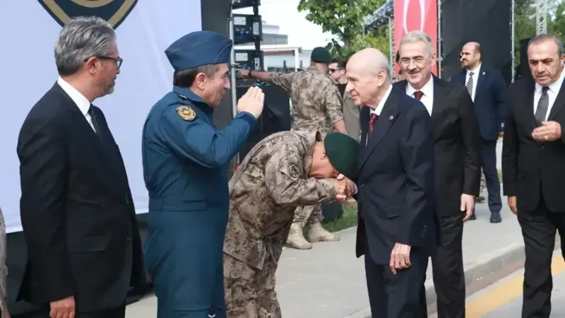 Devlet Bahçeli’nin elini öpen Süleyman Karadeniz kimdir?