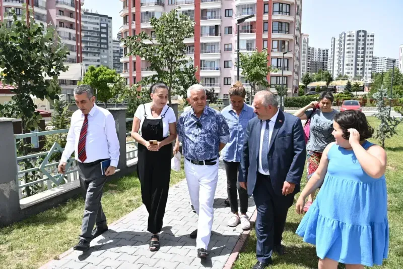 Başkan Şahin’den Kazakistan Parkı ve Muhtarlık Binası’nda İnceleme Başkan Şahin,  bisiklete bindi, yarıştı