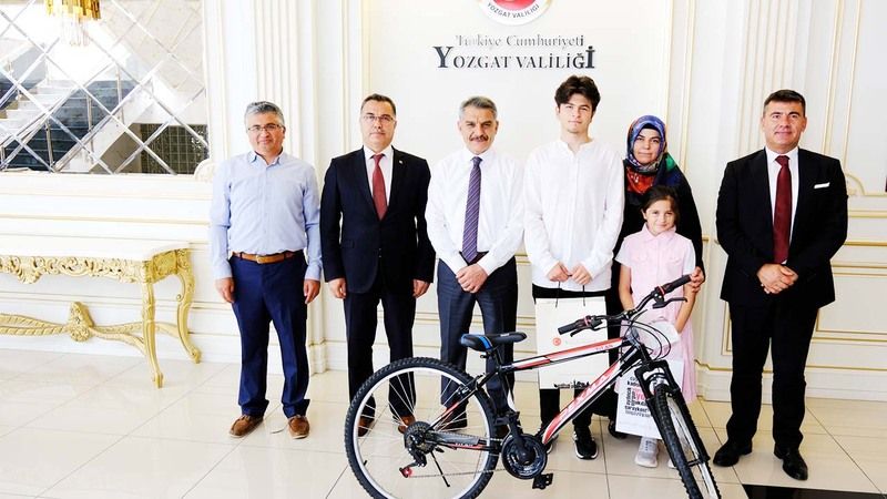 Yozgat’ın YKS Gururu Salih! Vali Özkan Tebrik Etti!