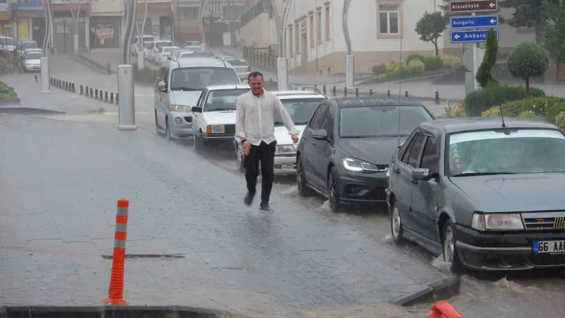 Yozgat’ta Sağanak Yağış Felaketi: Ev ve İş Yerlerini Su Bastı, Yollar Göle Döndü