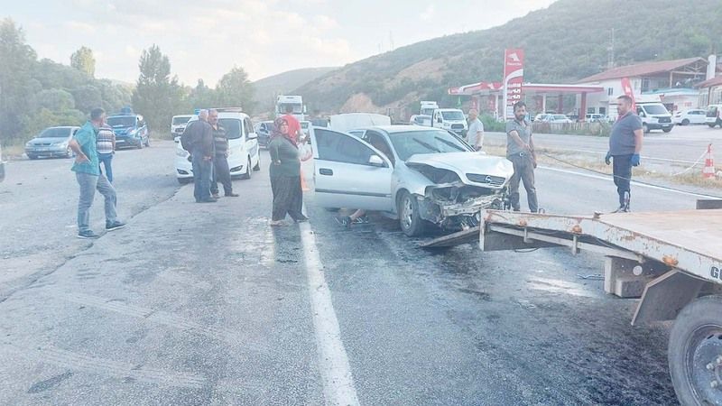 Akdağmadeni'nde Çift Taraflı Kaza: 6 Yaralı!