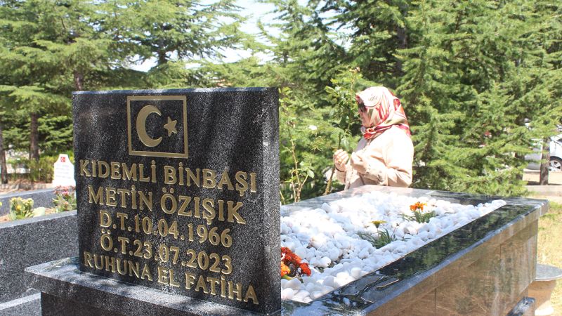 Sevenleri Metin Özışık’ı Mezarında Andı