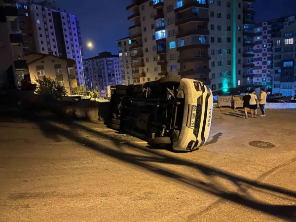 Son Dakika Haber. Ankara Yenimahalle'de servis aracı devrildi
