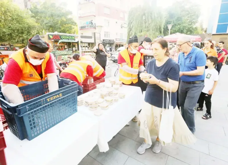 Belediye 35 bin porsiyon aşure dağıttı