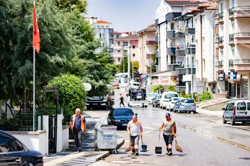 Belediye mahallelerde temizlik çalışması başlattı Her yeri foşur foşur yıkıyor!