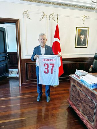 Süper Lig oyuncusundan Yozgat'ta Başkan’a forma