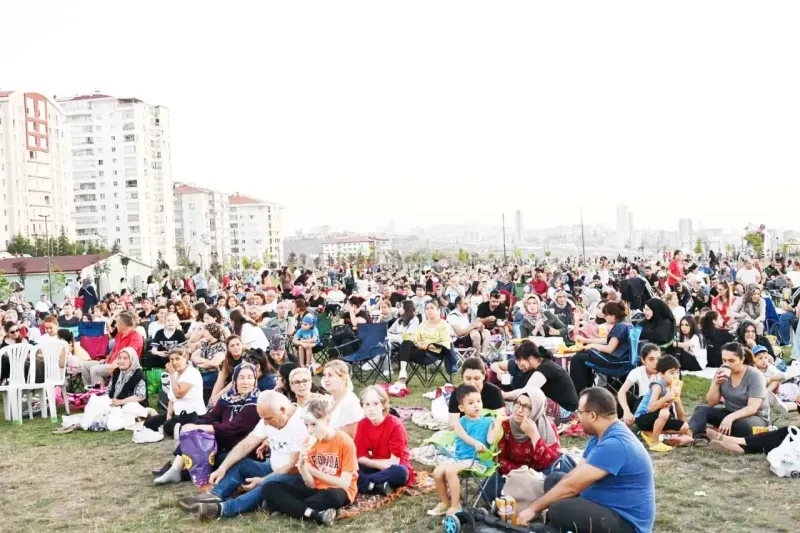 Çimenlerin Üstünde, Yıldızların Altında  100.Yıl Millet Bahçesi’nde Yeşilçam Rüzgârı