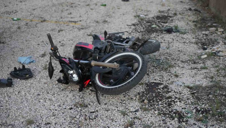 Ehliyetsiz Motosiklet Sürücüsüyle Kamyonet Çarpıştı : İki Genç Yaralandı