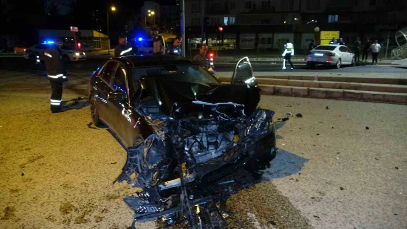 Yozgat'ta gece karanlığı acı frenlerle bozuldu: şehir girişindeki kazada araçlar birbirine girdi