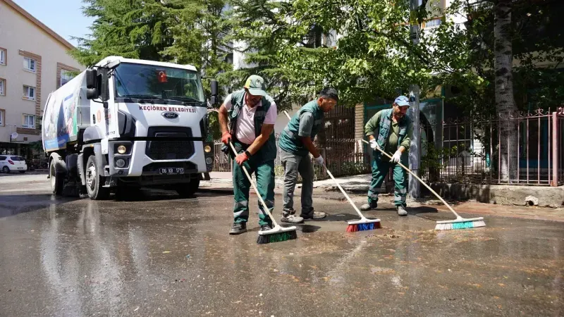 Belediye cadde ve sokakları foşur foşur yıkadı