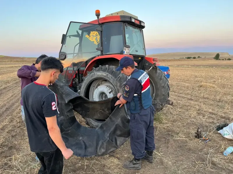 Jandarmadan Örnek Davranış: Tarlada Kalan Çiftçinin İmdadına Yetiştiler!