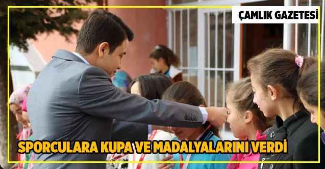 Kaymakam Fikret Dağ, Sporculara kupa ve madalyalarını verdi
