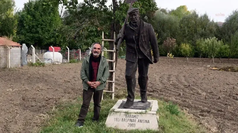 Yozgat'ta Duyan Şaşırdı! Babasının Heykelini Toprağına Dikti