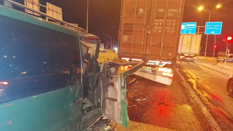 Minibüs Kavşakta Tıra Çarptı, Yaralılar Var