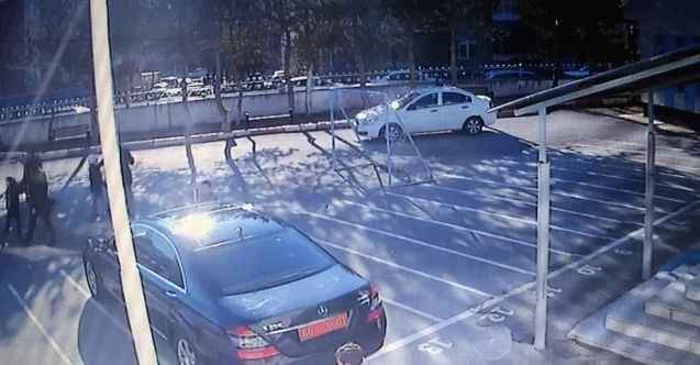 Valilik makam aracındaki Türk bayrağını öpüp alnına koydu