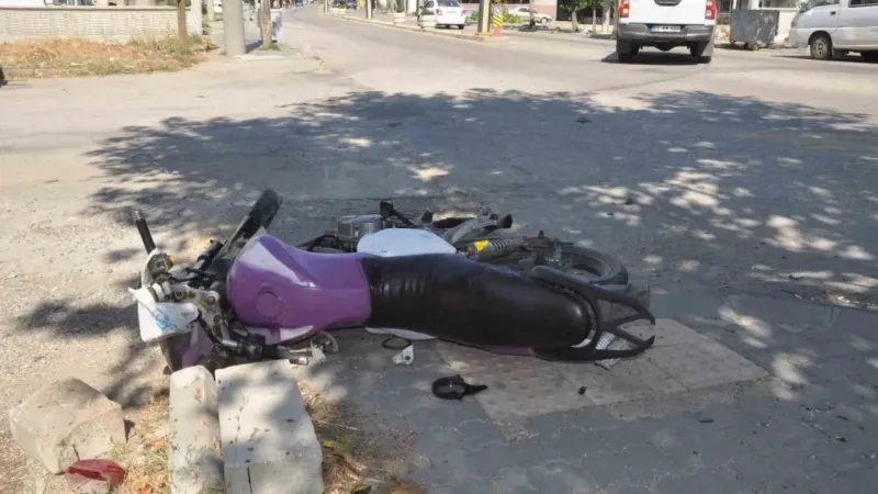 Kontrolden Çıkan Motorsiklet Devrildi, Sürücü Hastaneye Kaldırıldı