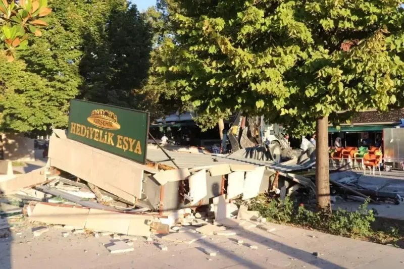 Kırşehir'de Önemli Gelişme: Yozgat'tan Gelen Kararla Kaçak Büfe Yıkıldı!