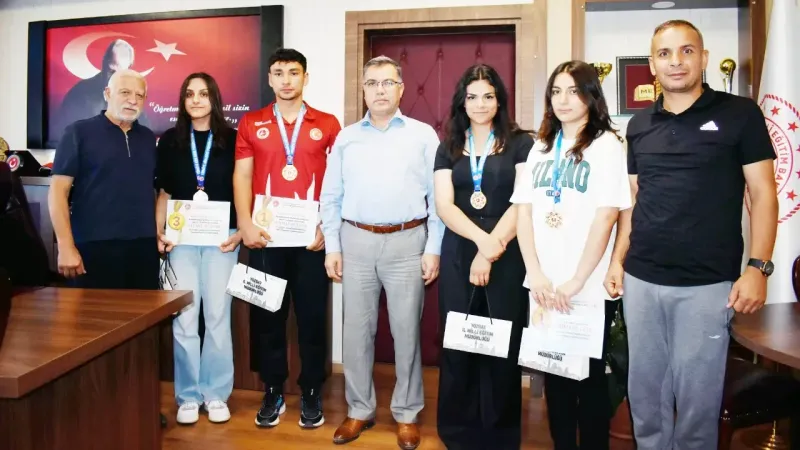 Şampiyon sporcuları ağılardı Tebrik etti, ödüllendirdi