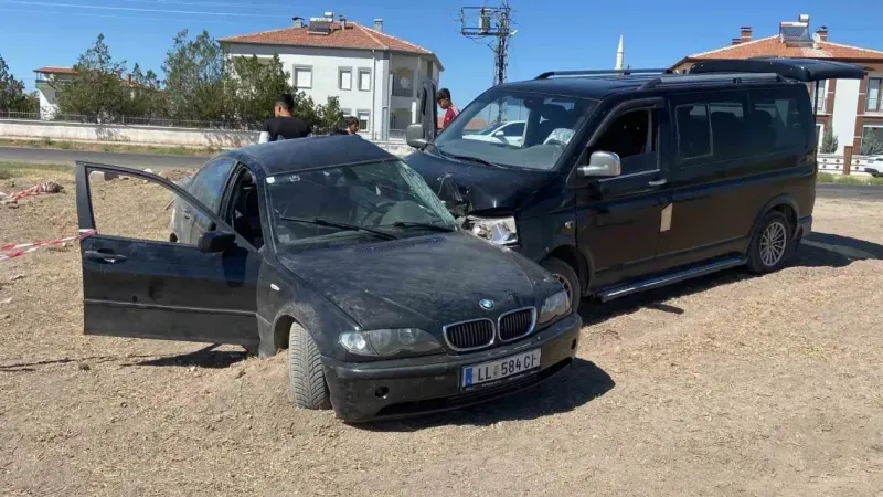 Aniden Yola Çıkan Araca Minibüs Çarptı: Aralarında Çocuklar da Bulunan 8 Kişi Hastaneye Kaldırıldı