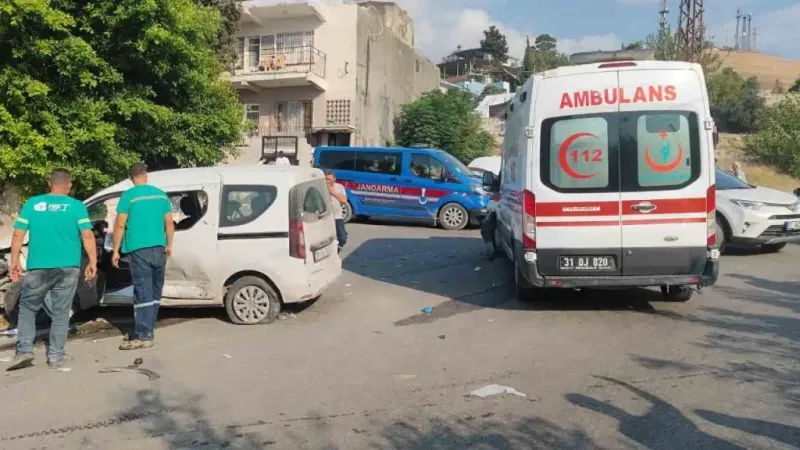 Ambulans ile Ticari Araç Çarpıştı: 9 Yaralı Hastaneye Kaldırıldı