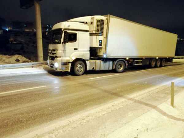 Yozgat'ta Buz Tutan Yollar Özellikle Tırlara Adeta Istırap Oldu... Muslubelen Yokuşunda Buzla Mücadele Görüntüleri Oluştu