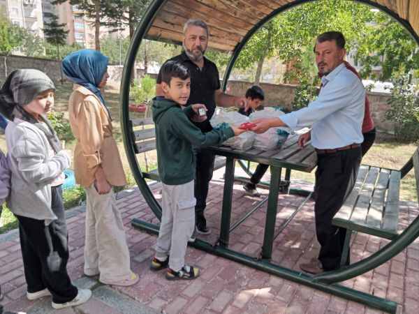 Yozgat'ta Kur'an Kursu Öğrencilerini sevindiren ikram