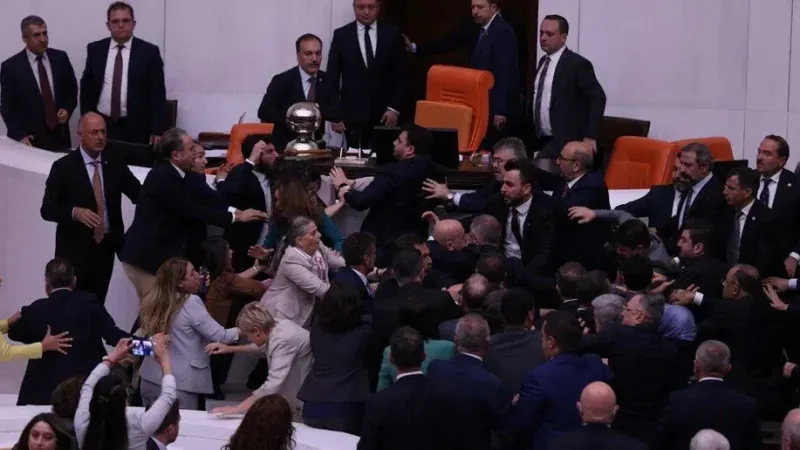 Mecliste Yumruklar Havada Uçuştu, Milletvekilleri Birbirine Girdi!