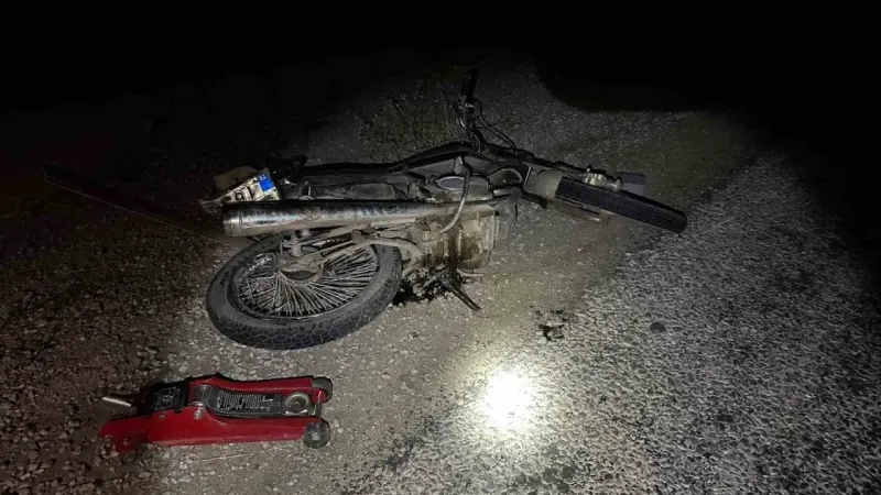 Motosikletle Otomobil Çarpıştı: 1’i Çocuk 2 Kişi Ağır Yaralandı