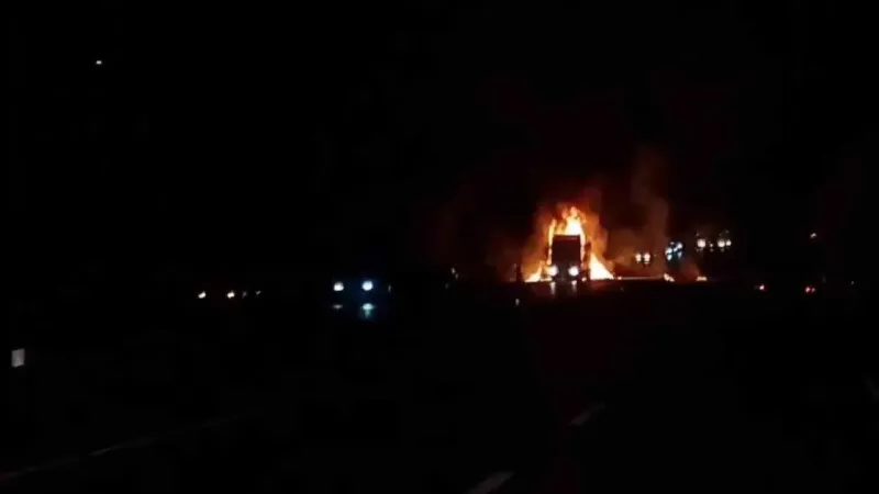 Seyir Halindeki Tır Aniden Alev Aldı