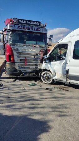 Yanı başımızda akıl almaz kaza! Minibüs, otomobil, tır: 14 yaralı
