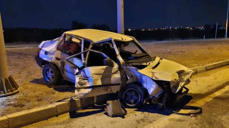 Yozgat'a yarım saat mesafede kazalar bitmek bilmiyor: otomobil ile kamyon çarpıştı: 2 ölü