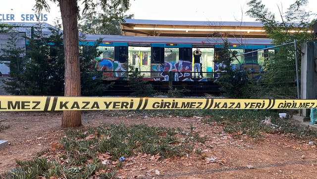Raylara Atlayan Adam Trenin Altında Hayatını Kaybetti