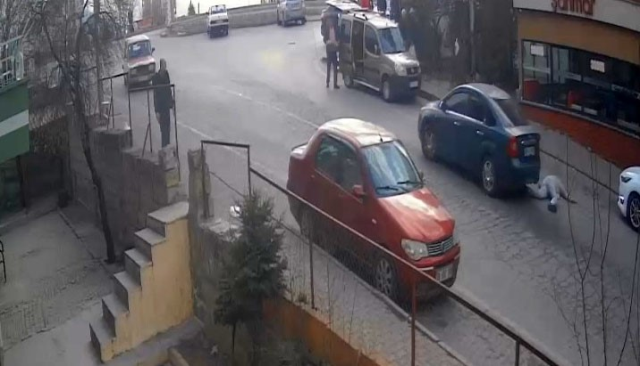 Komşuda Tüyler Ürperten Cinayet: Tartışma Kanlı Bitti, Silah Yetmedi Araba ile Ezdi!