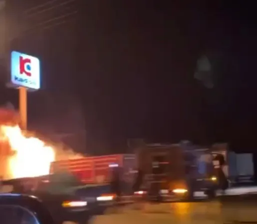 Yok böyle bir yangın: benzin istasyonun alev topu. Geceyi istasyondaki tırdan yükselen alevler aydınlattı!