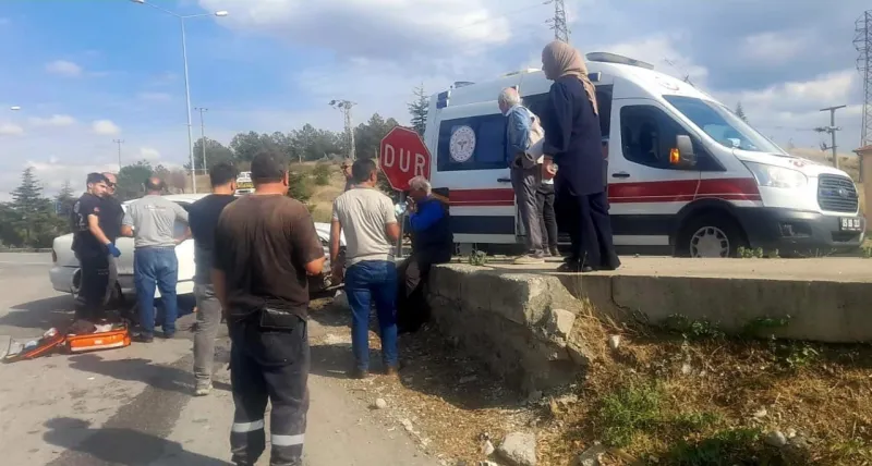 Gitti kaldırıma çarptı: komşudaki kazaya yoldan geçenler kotu