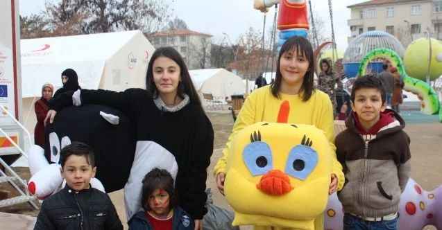 2 kardeş gönüllü olarak depremzede çocukların yüzünü güldürüyor