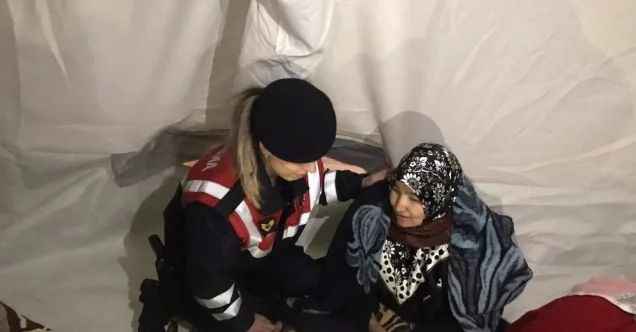 Köy köy gezen jandarma, depremzedelerin acısına ortak oluyor