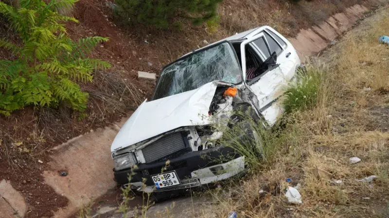 Otobüs İle Çarpışan Otomobil Su Kanalına Devrildi