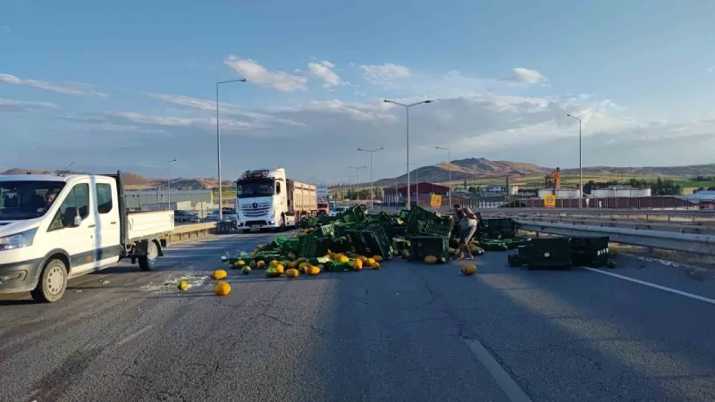 Virajı alamayan tırdan dökülenleri topalamak için seferber oldular