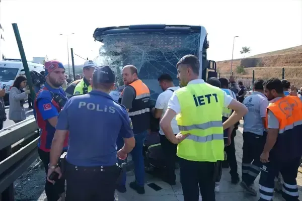 Metrobüs kazası nerede oldu? (KAZA ANI VİDEO) 29 Ağustos metrobüs kazasında yaralanan veya ölen var mı? SON DAKİKA METROBÜS KAZASI!