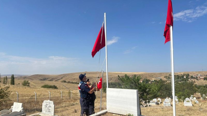 Yozgat'ta şehit mezarlıklarında bayrak değişimi