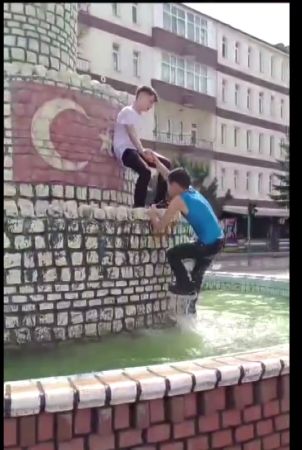 Yozgat’ta çocukların süs havuzunda tehlikeli oyunu