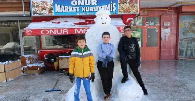 Çocuklar iki metre boyunda kardan adam yaptı