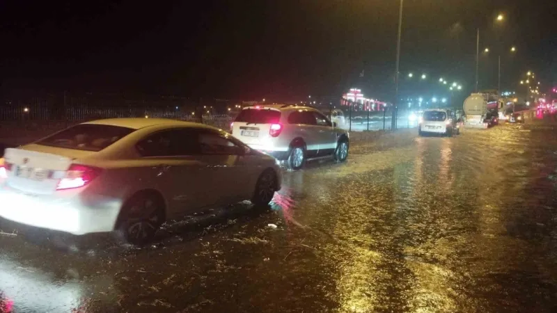 Yozgat'ın yolları Ankara gibi. Yağmur sonrası süs havuzları oluştu...