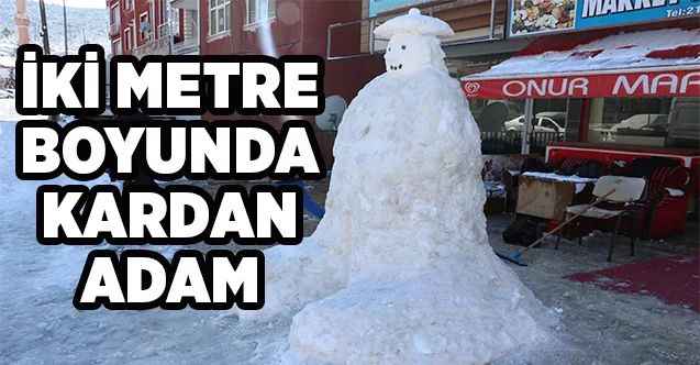 Çocuklar iki metre boyunda kardan adam yaptı