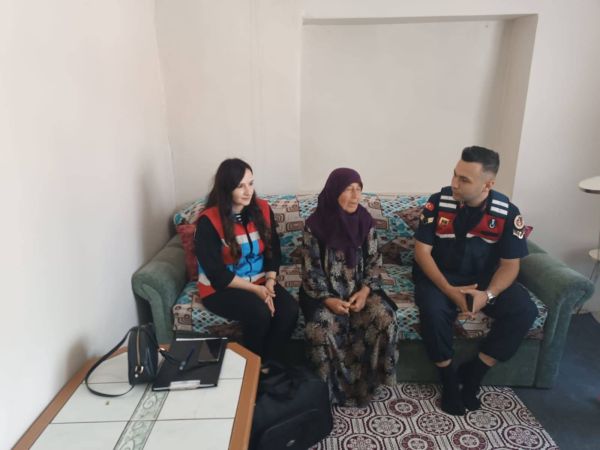 Yozgat Jandarması yaşlıların hayır duasını alıyor
